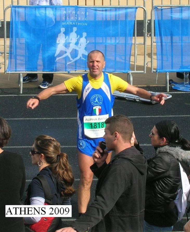 PAGANO PIERO PASQUALE, DOPO L'ARRIVO NELLA MARATONA DI ATENE